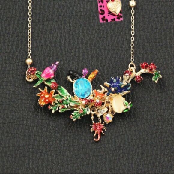 🌻 Betsey Johnson stunning bib style flowered necklace 🌻 - Picture 1 of 9